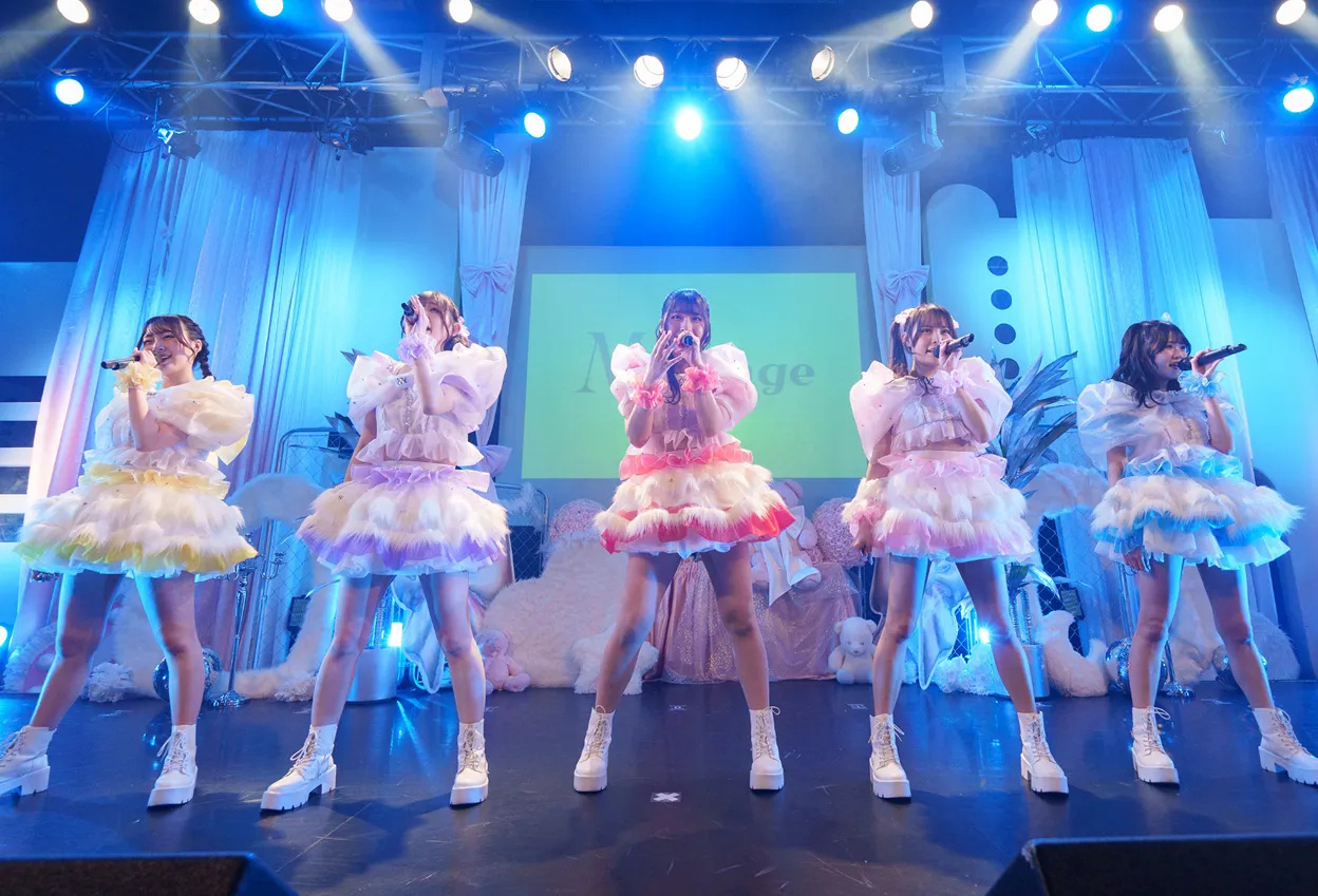 ステージで歌っているアイドル