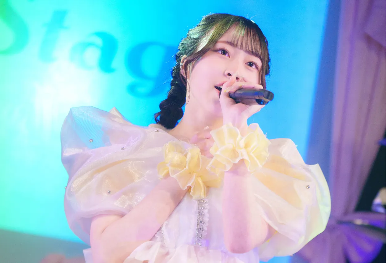 ステージで歌っているアイドル